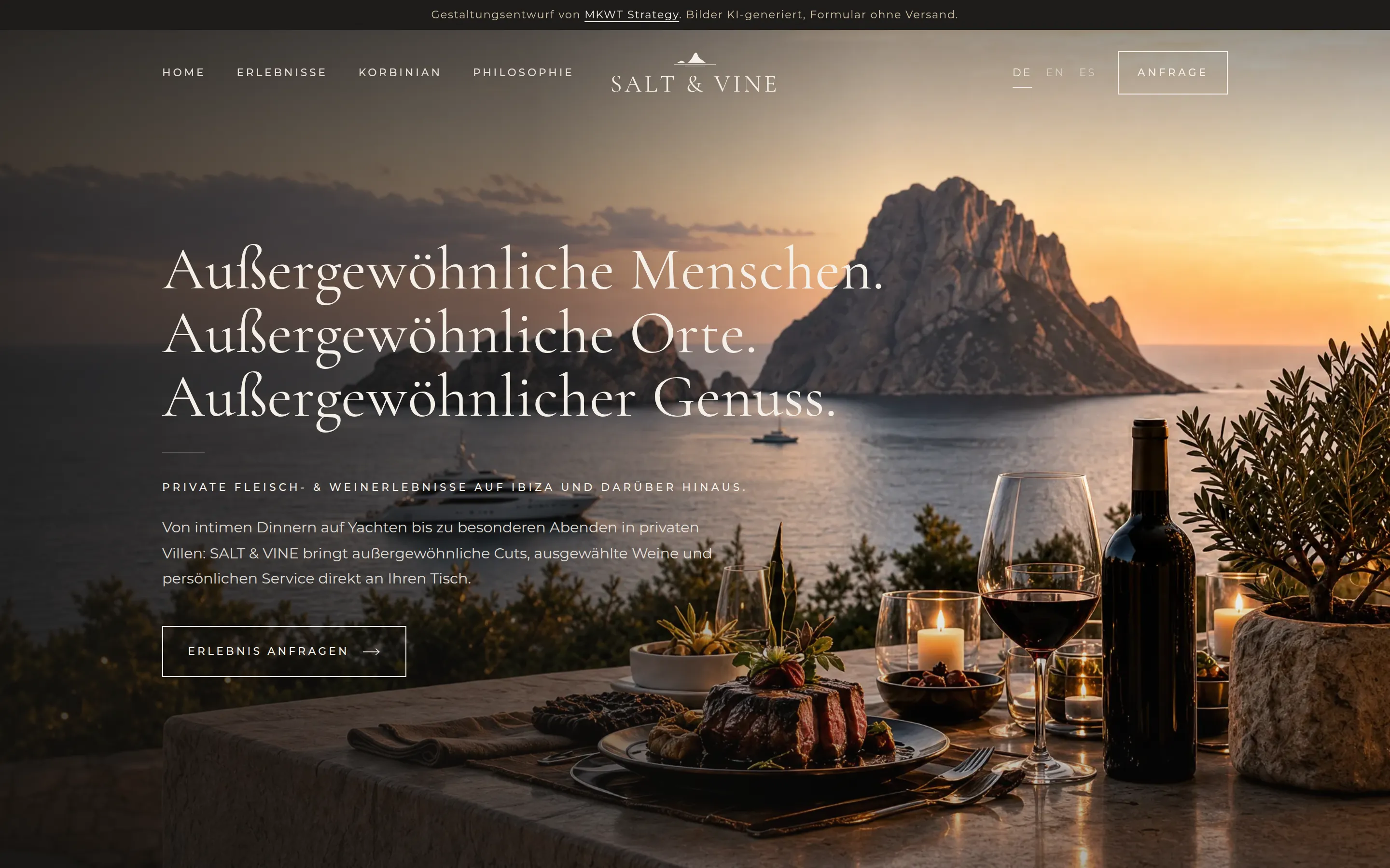 Startseite des Entwurfs: Terrasse über dem Meer bei Sonnenuntergang mit dem Felsen Es Vedrà und einem gedeckten Tisch.