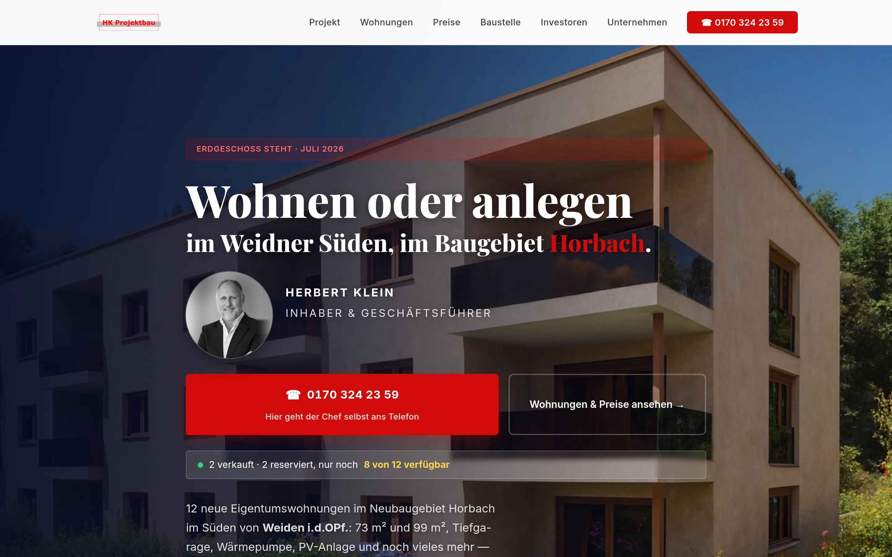 Startseite des Wohnparks am Rechner: Titelbild des Neubaus, Überschrift „Wohnen oder anlegen“, Foto des Inhabers und die Telefonnummer als größter Knopf.